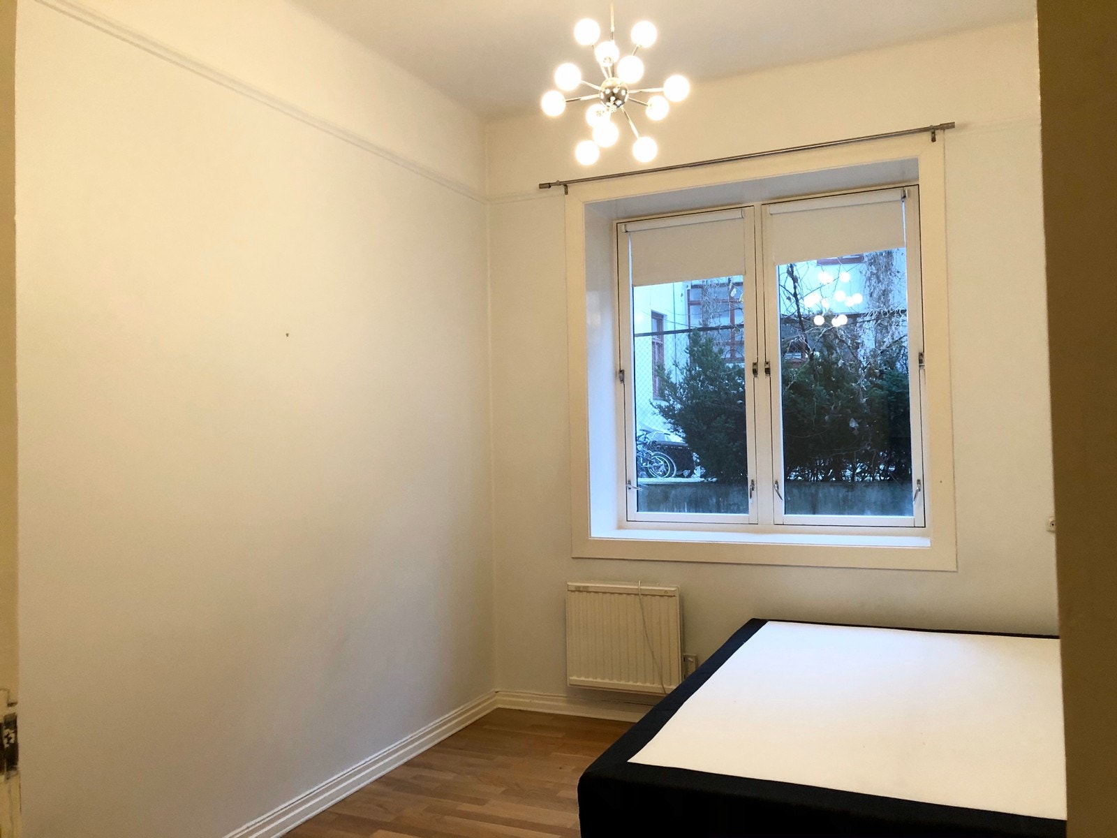 Soverom med god plass til skap og pult Galleribilde