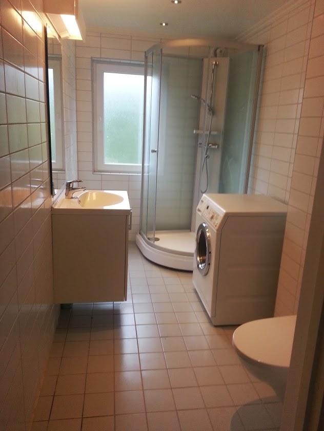 Bad med varmekabler og vaskemaskin Galleribilde