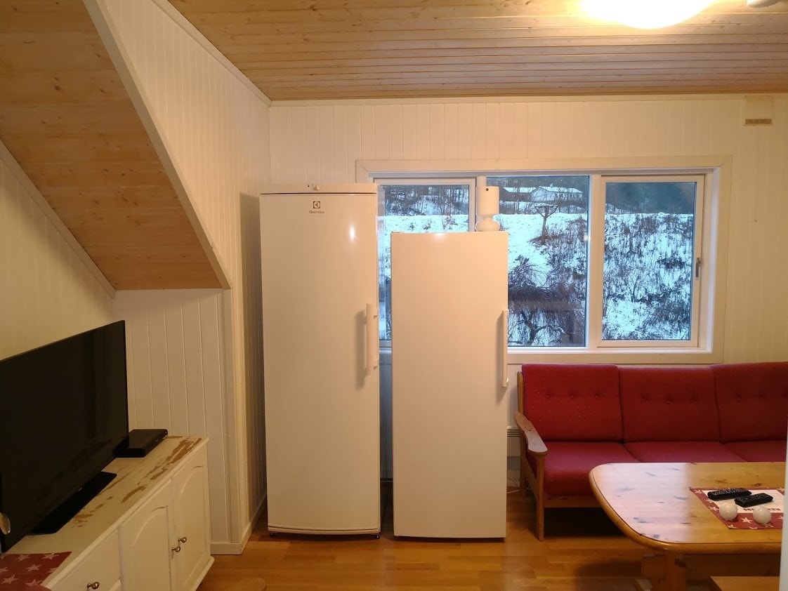 Kjøkken med kjøl- og fryseskap Galleribilde