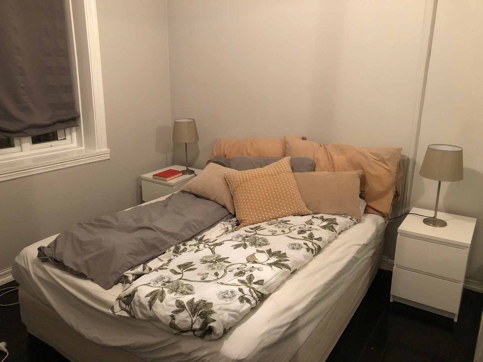 Bedroom with double bed and closet Galleribilde