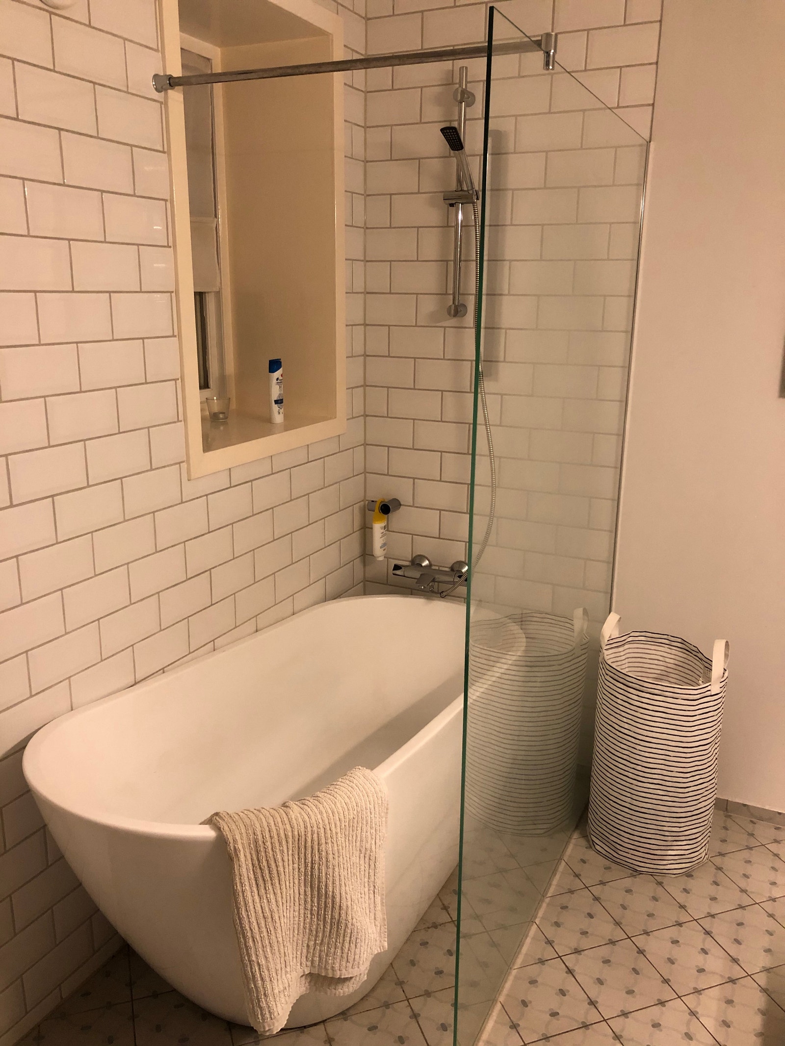 Bathtub and shower Galleribilde