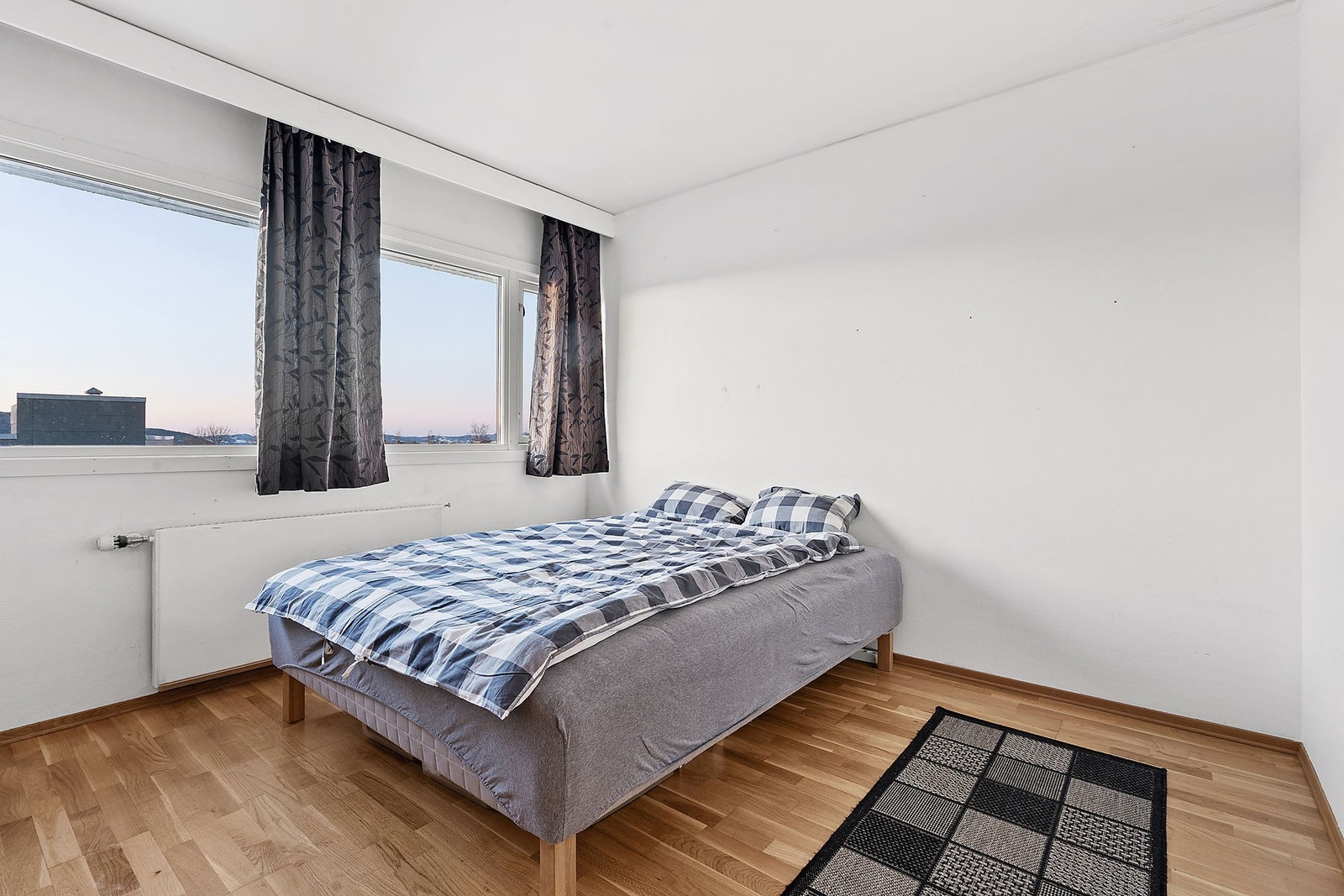 Soverommet er på hele 12,5 kvm og har plass til dobbeltseng, nattbord og stort garderobeskap. Galleribilde