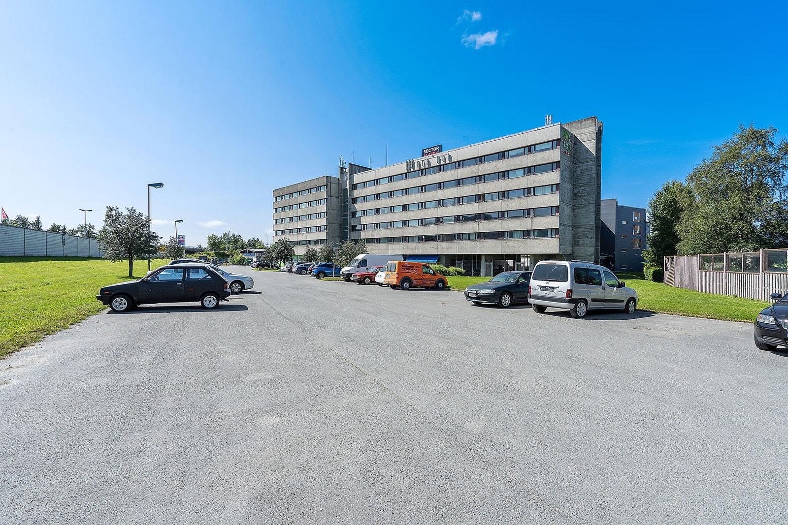 Med leiligheten følger fast plass på felles biloppstillingsplass. Galleribilde