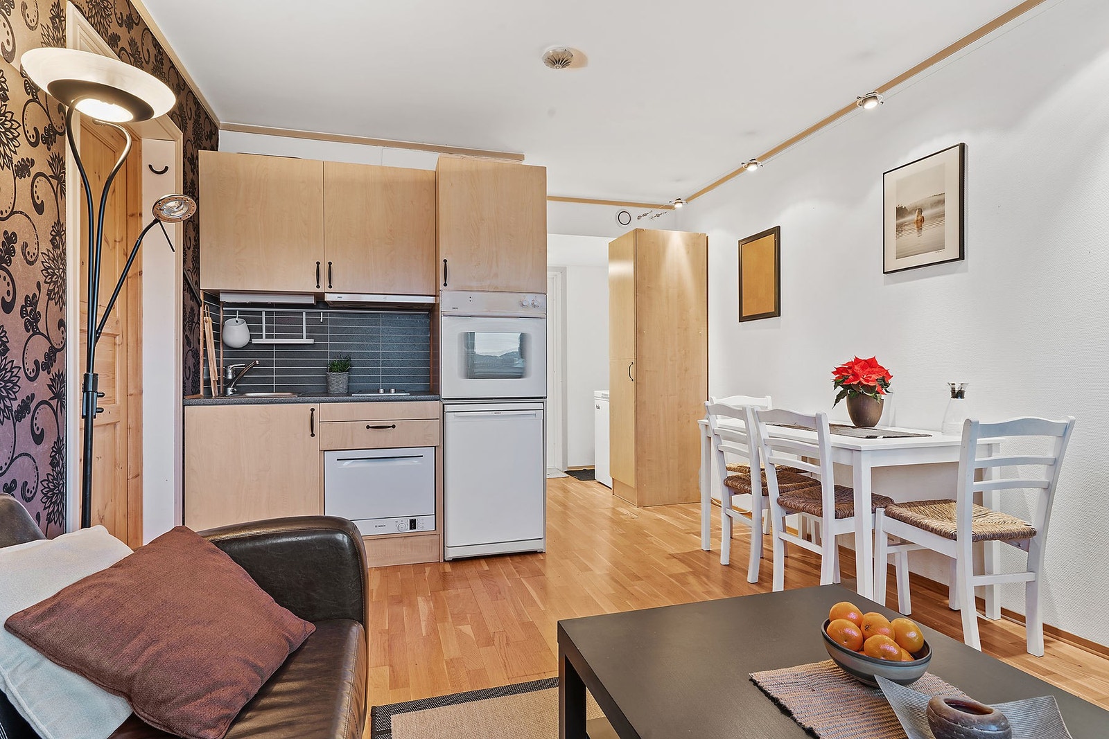 Stue og kjøkken er på 14 kvm og er enkel å innrede. Galleribilde