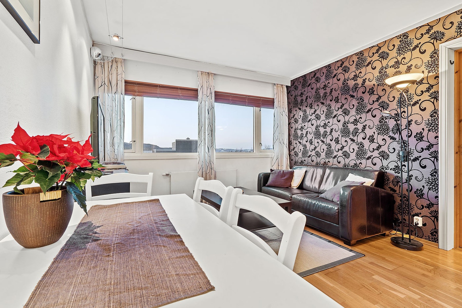 Leiligheten ligger fint til i 5. etg. Store vindusflater gir rikelig med lysinnslipp. Galleribilde