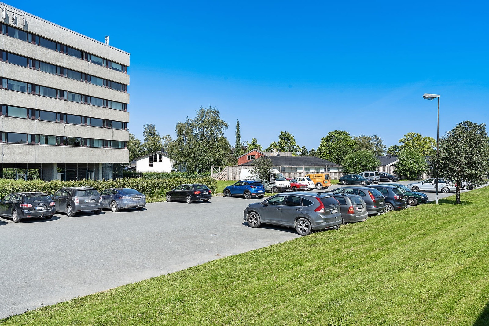 Gode parkeringsmuligheter på borettslagets tomt. Galleribilde