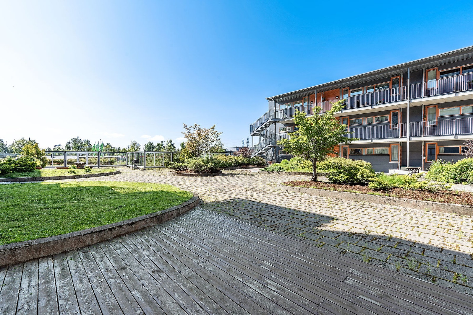 Fasade - Flott felles uteområde med felles grillplass. Galleribilde