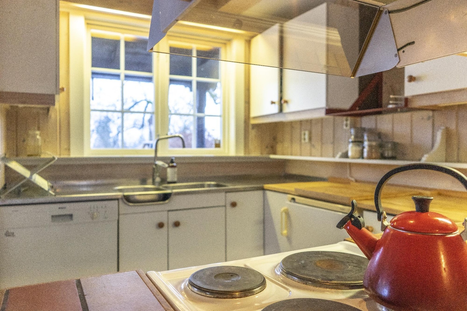 Kjøkken med utsikt ut i hagen Galleribilde