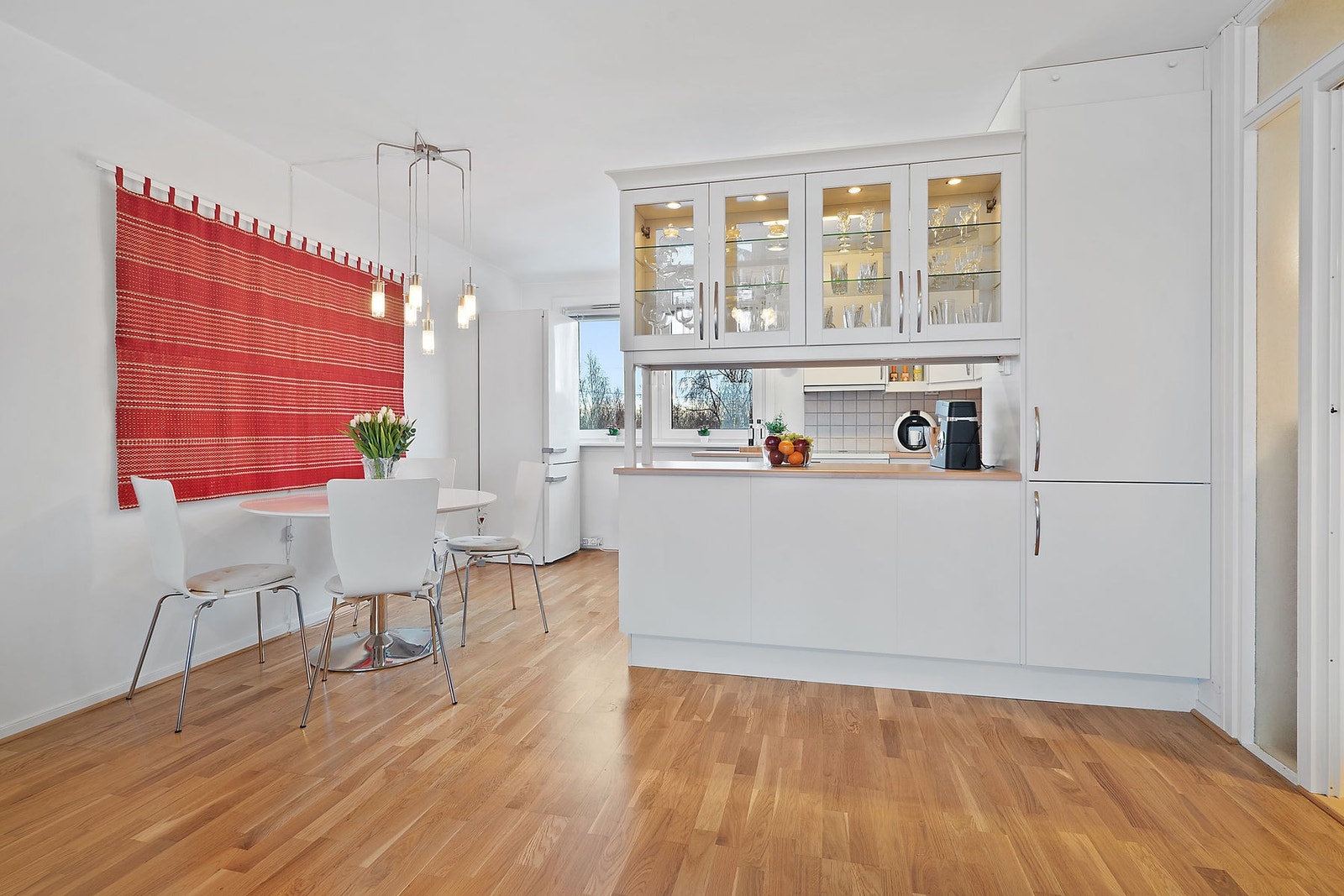 Det er god plass for spisegruppe i tilknytning til kjøkken. Galleribilde