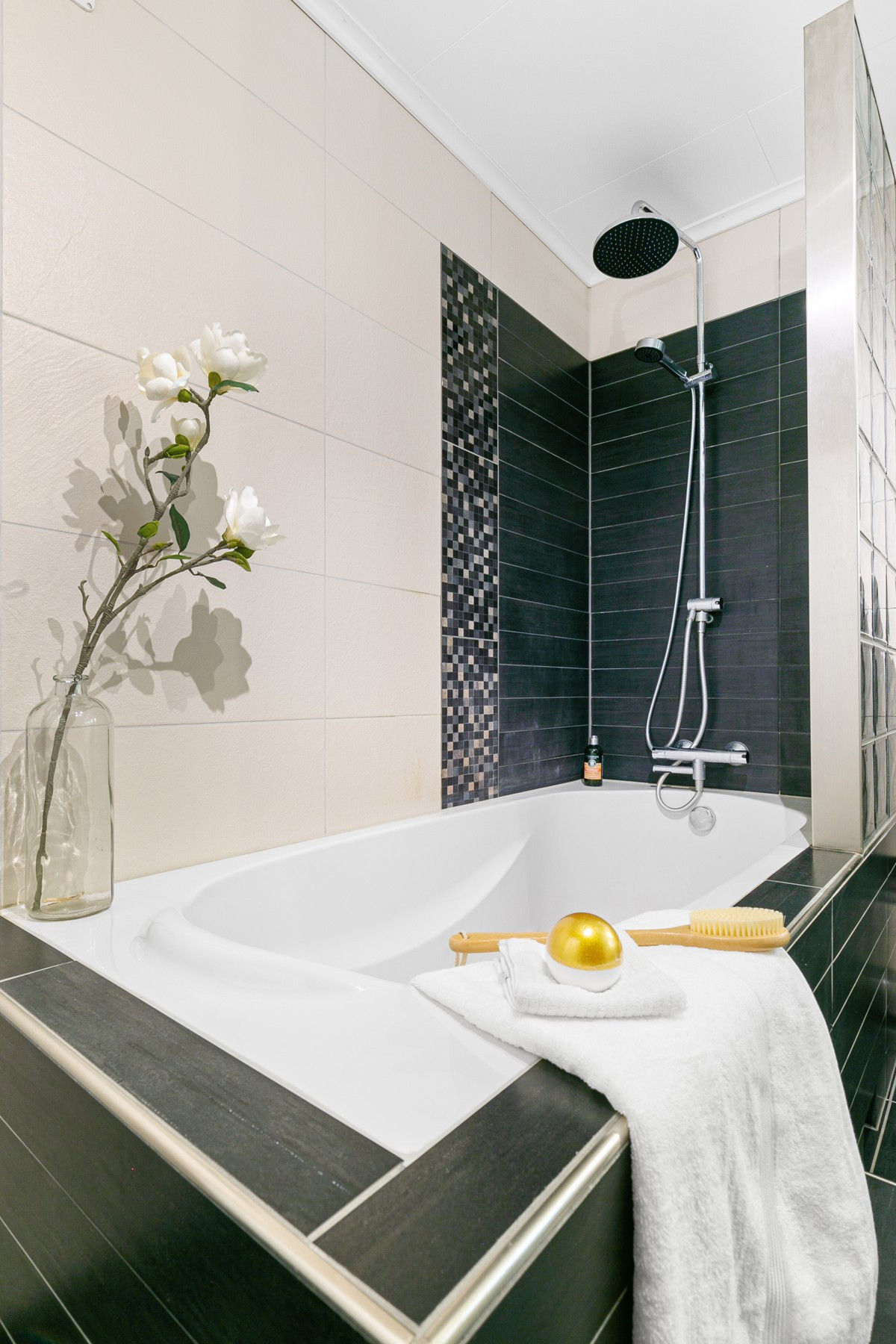 Elegant innfliset badekar og dusj med "waterfall"
