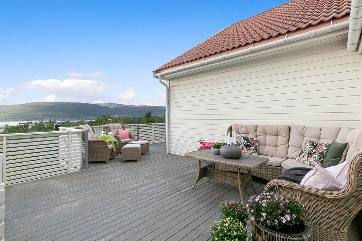 Godt med plass til flere sitteområder, spisebord og grill