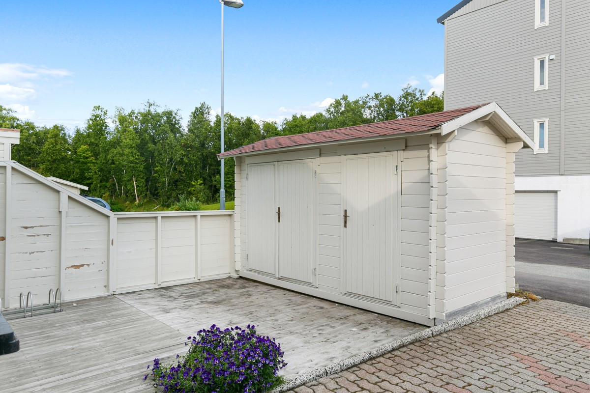 Sportsbod ved inngang med god plass til oppbevaring