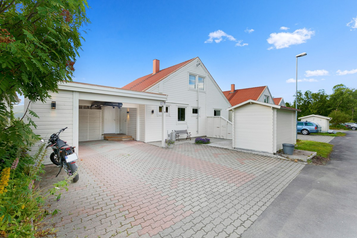 God plass til parkering i carport og på steinbelagt adkomst
