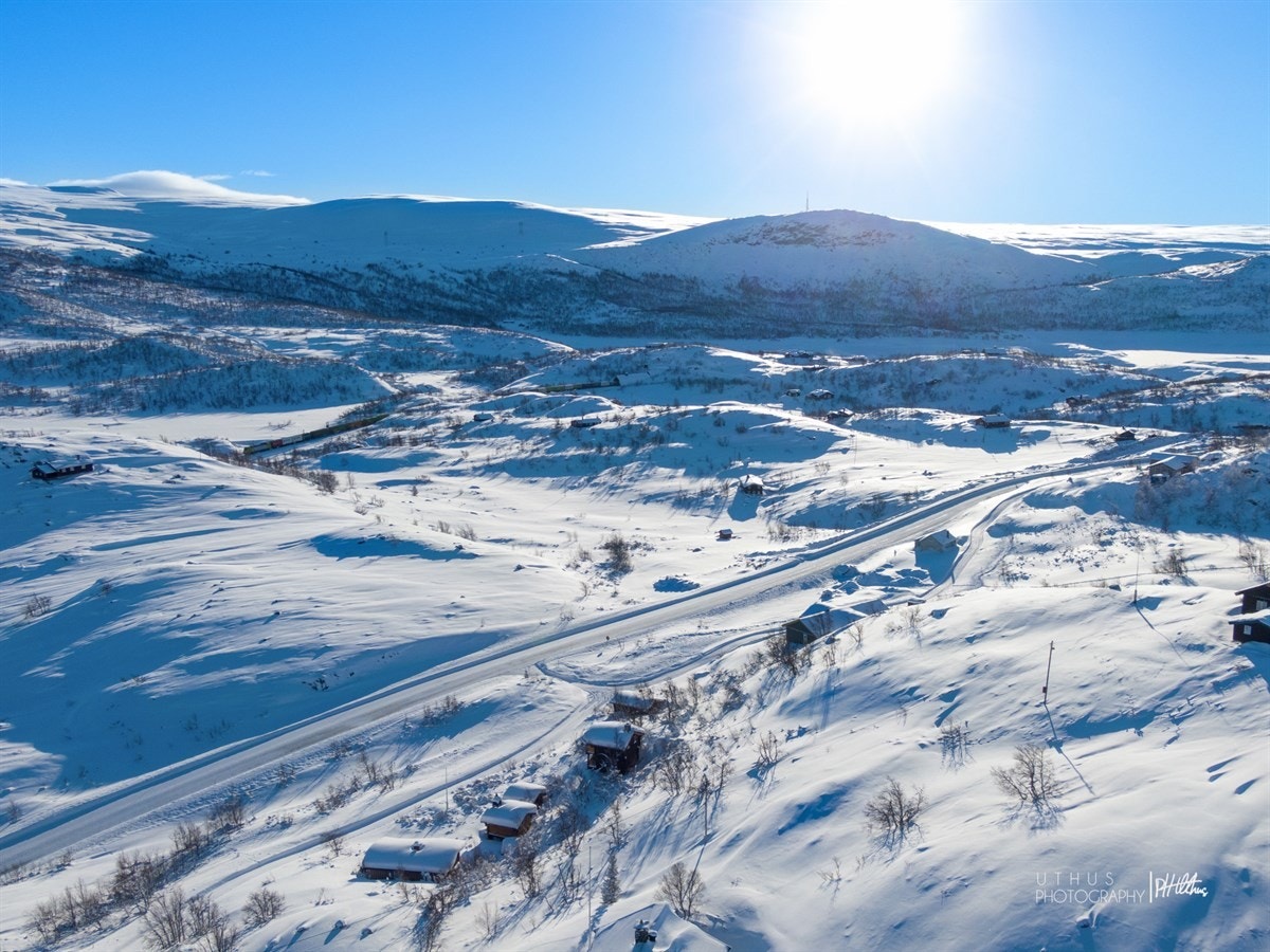 Fra eiendommen er det flott utsikt mot Rennedalen, Usteberget og videre til vidda. Gode solforhold Galleribilde