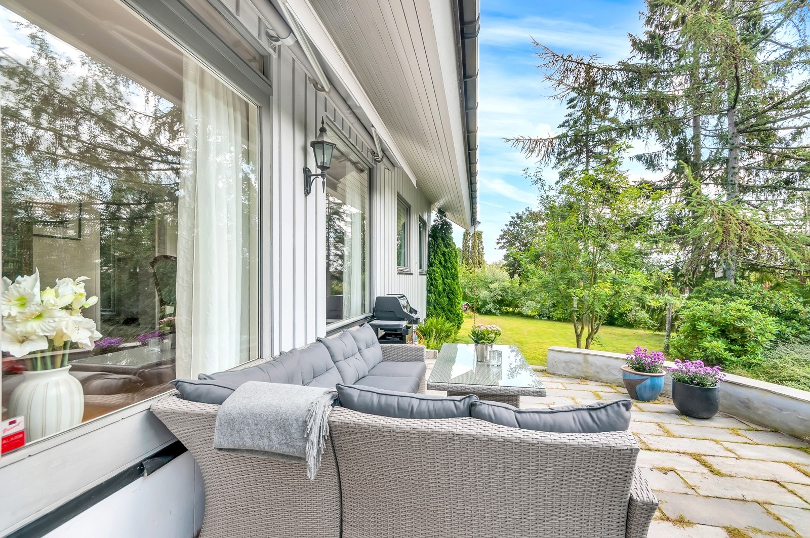 Stor og solrik terrasse med askomst fra stuen. Galleribilde
