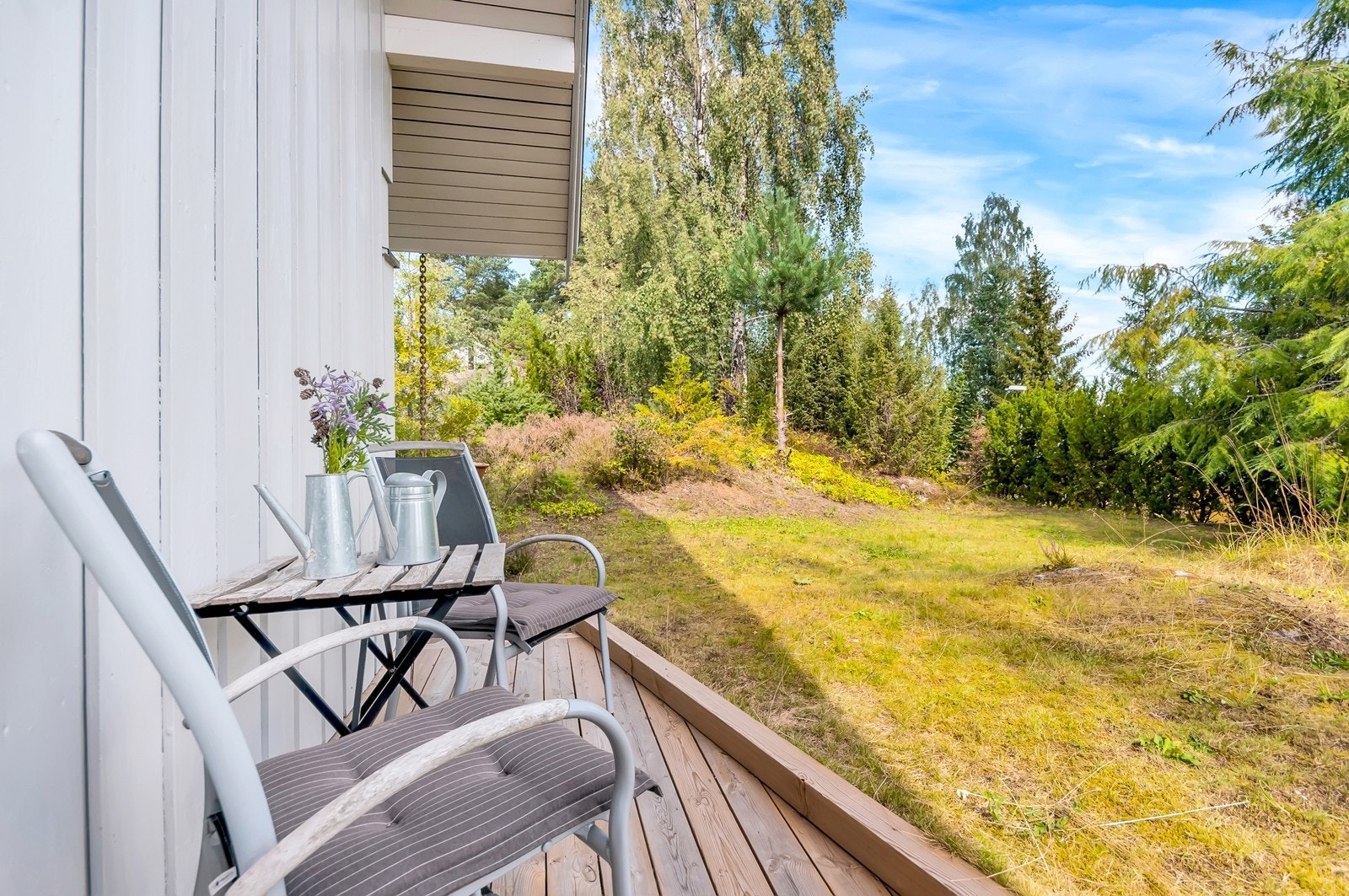 Frokost terrasse. Her kan man nyte morgenkaffen i solen. Galleribilde