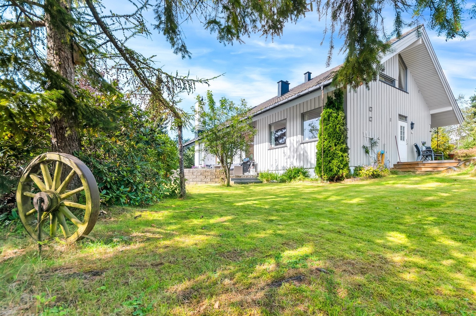Hage på syd og østsiden av huset. Galleribilde