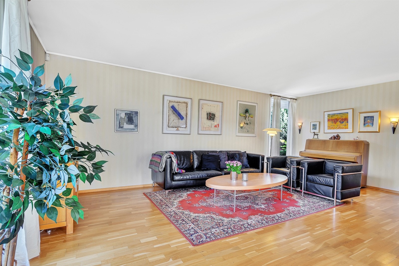 Tv-stue som kan bygeges om til soverom om behovet er der. Galleribilde