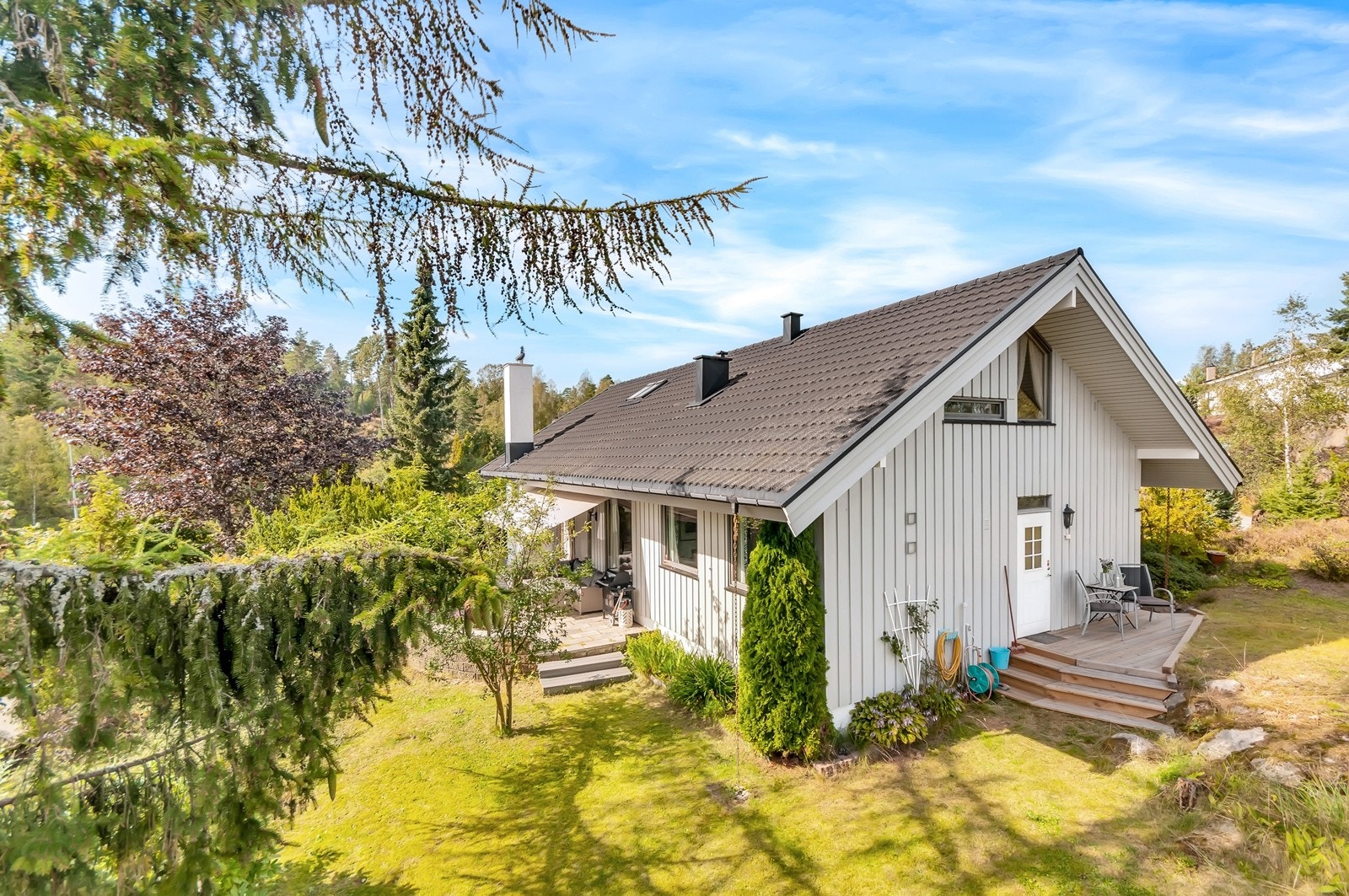 Fasade og hage. Galleribilde