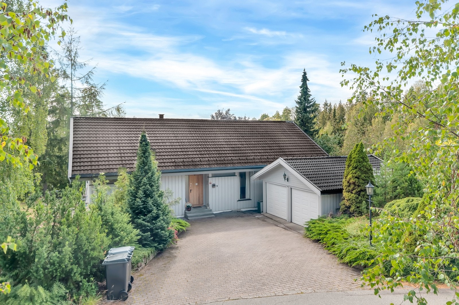 Hyggelig inngangsparti via stenlagt gårdsplass. Galleribilde