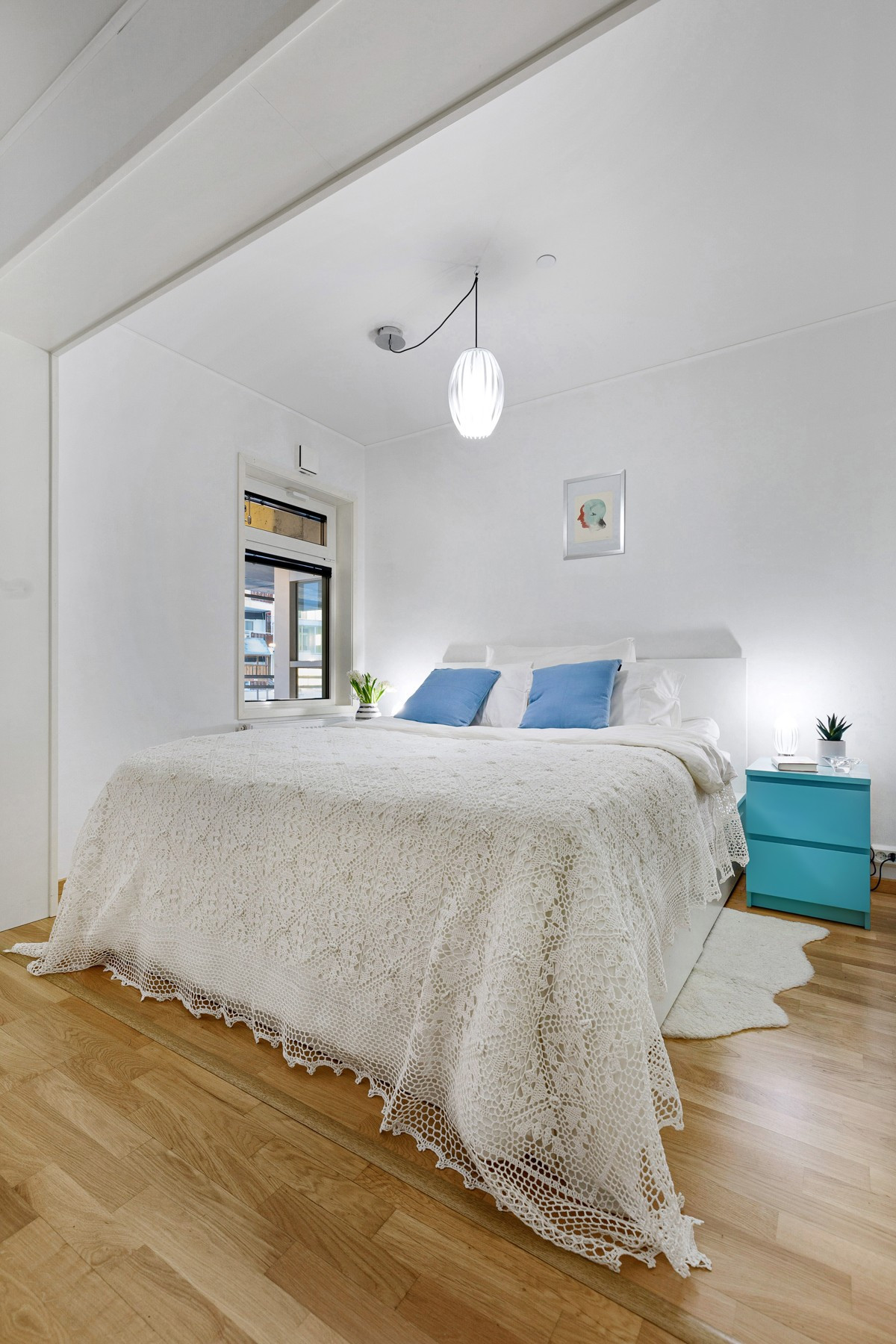 Hovedsoverommet er av god størrelse med skyvedørsgarderobe