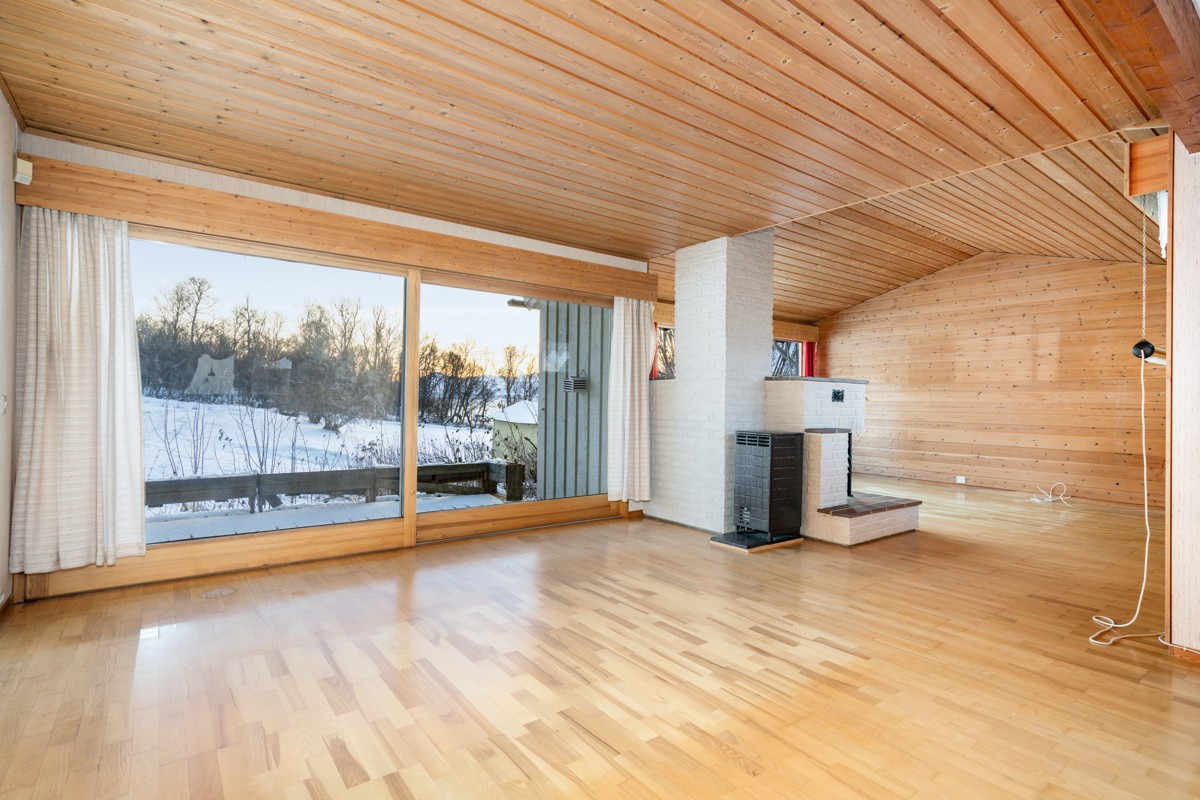 Meget romslig stue med store vindusflater som gir rikelig med naturlig lysinnslipp