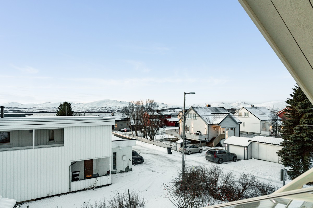 Utsikt mot nærmiljø og deler av Kvaløya