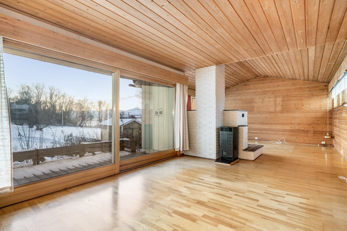 Parkett på gulv og utgang fra stue til sørvendt terrasse