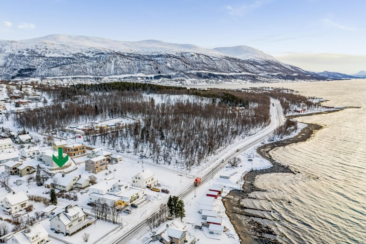 Kort avstand fra eiendommen til flotte tur- og rekreasjonsområder, blant annet sjø og fjære, lysløype, Folkeparken og Bukta