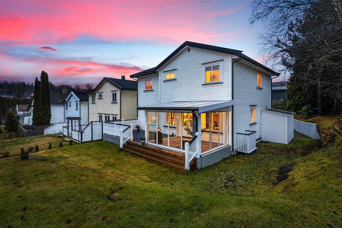 Eiendommen ligger i et sentralt og barnevennlig boligområde på Stovner i Oslo. Området har skoler, barnehager og offentlig kommunikasjon, samt et rikt fasilitets- og servicetilbud. Galleribilde