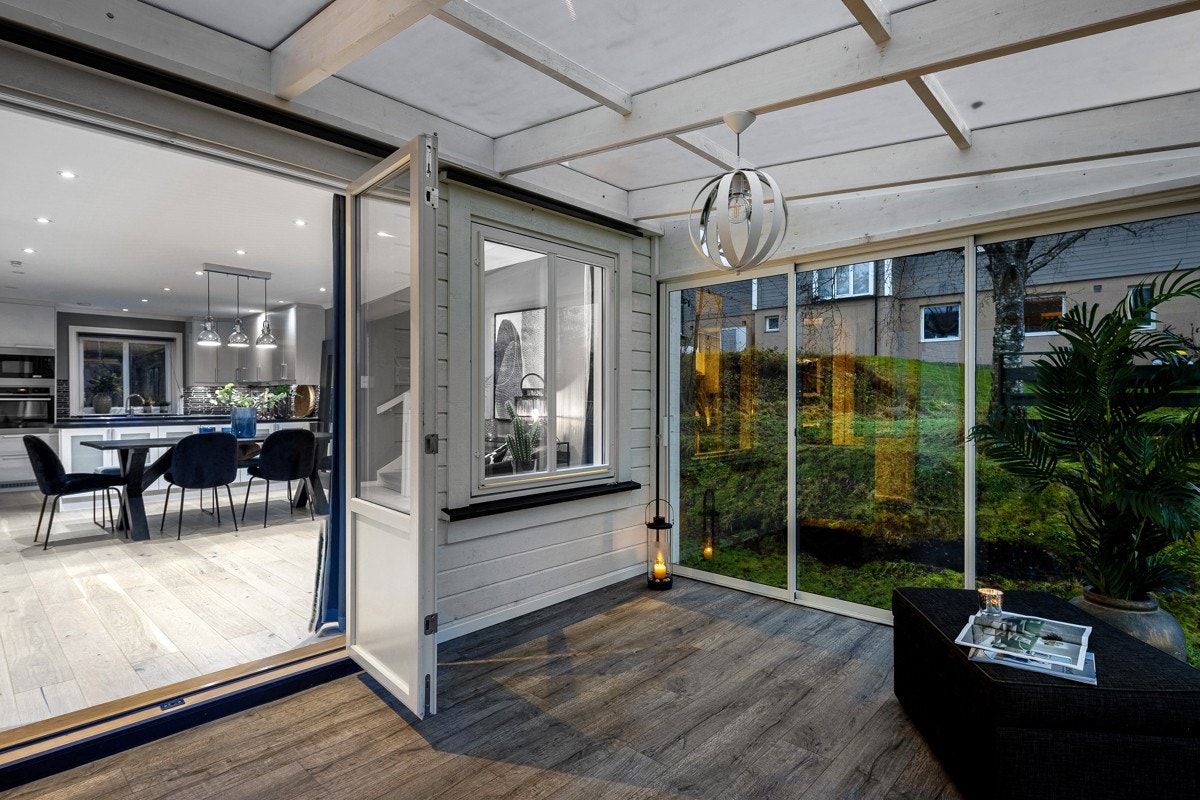 Fra stuen i første etasje er det utgang til nydelig vinterhage. Galleribilde