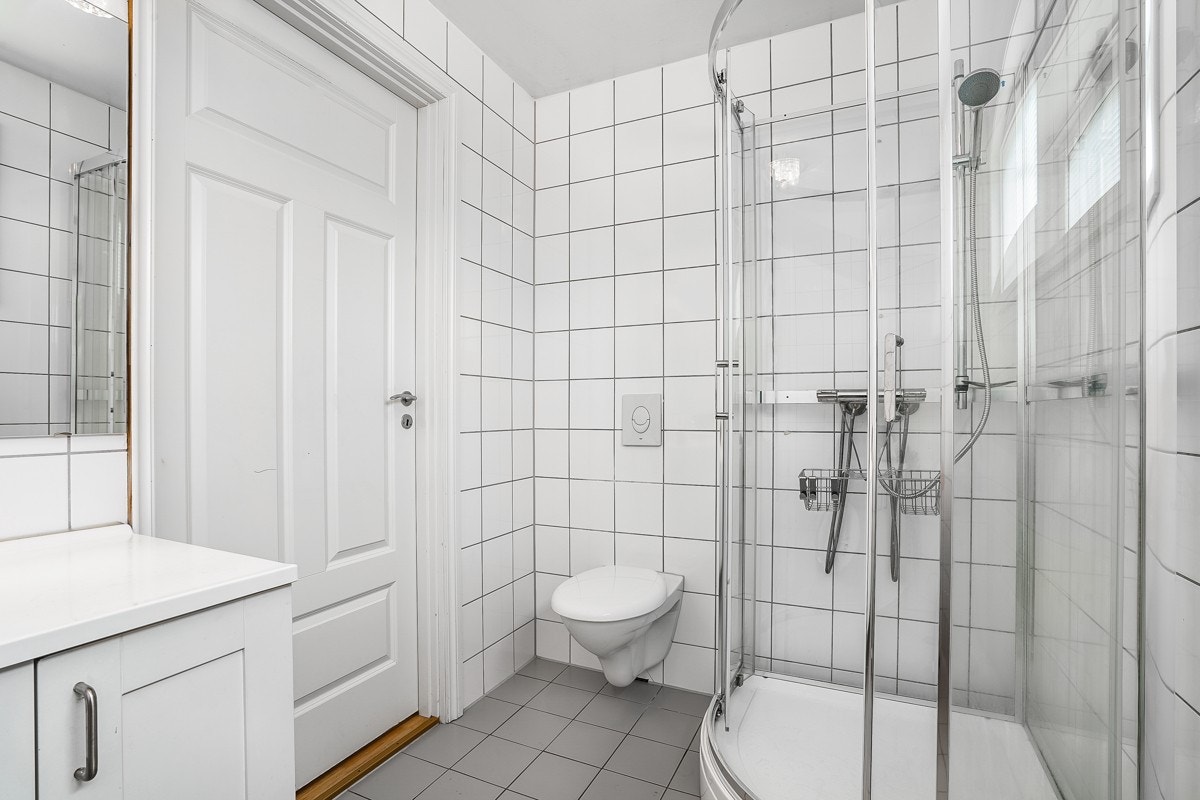 Badet ligger i andre etasje og er utstyrt med vegghengt toalett og dusjkabinett. Galleribilde