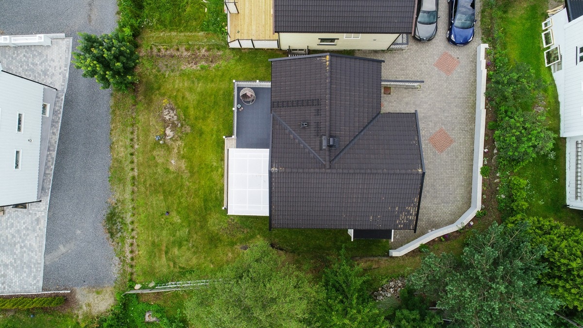 Det er parkering i integrert garasje og på gårdsplass. Galleribilde