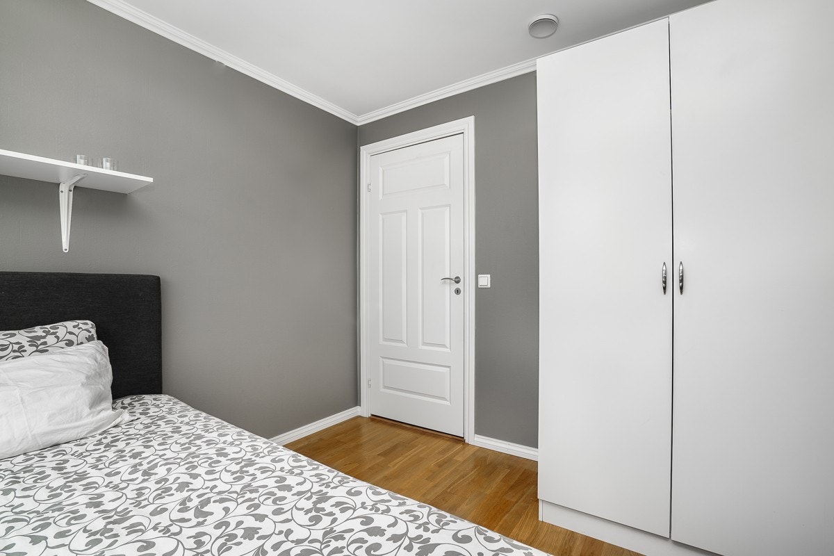 Soverommene er innredet med garderobeskap og er malt i tidsriktige farger. Galleribilde