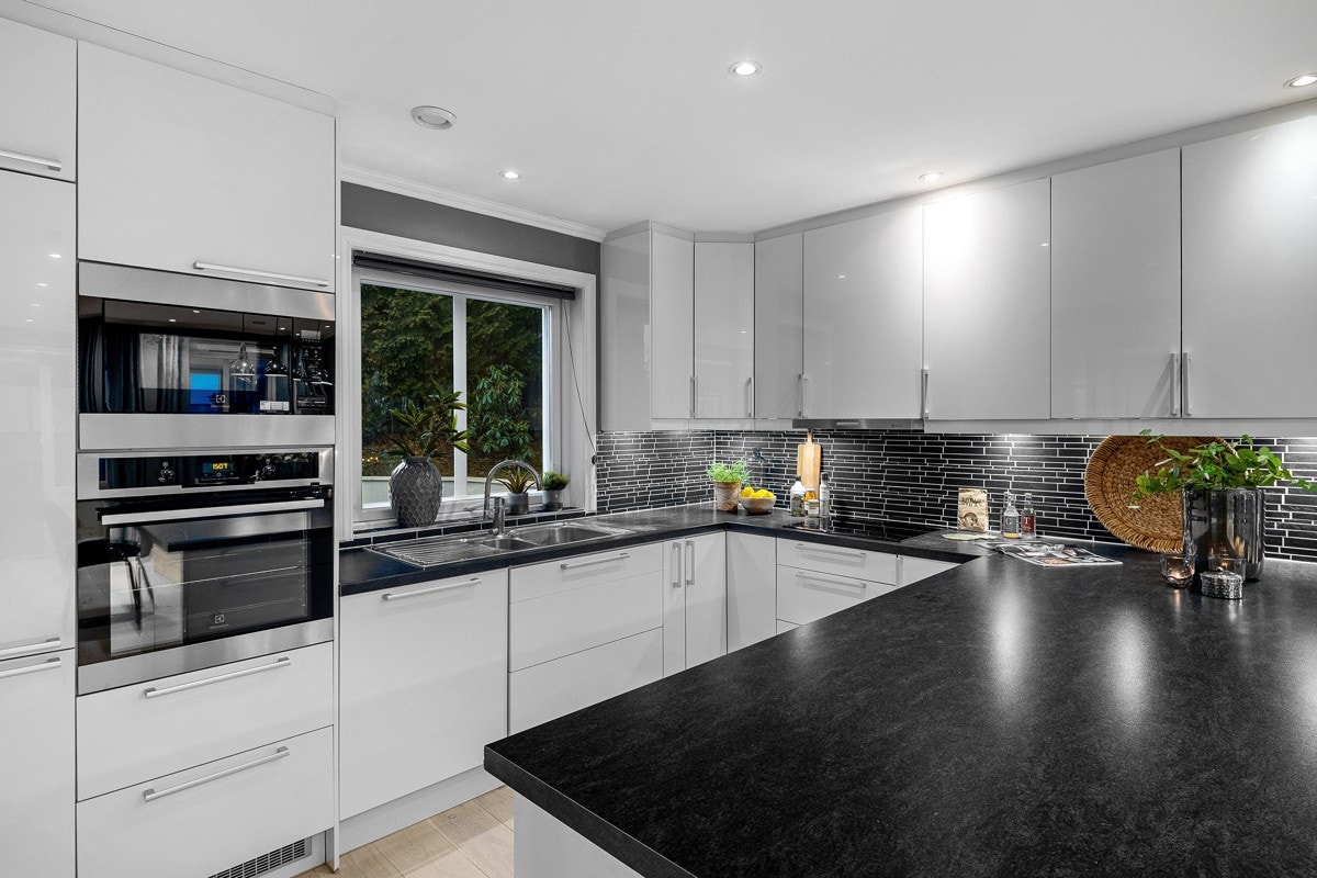 Kjøkkenet har en moderne og lekker innredning fra 2016. Galleribilde