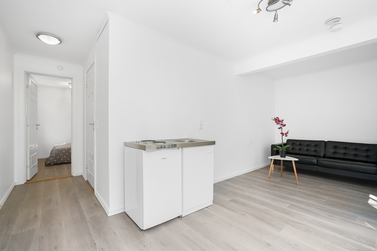 Det er satt inn et enkelt hybelkjøkken. Galleribilde