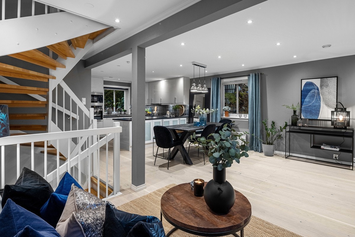 Rommet er malt i tidsriktige farger, har downlights i himling og parkettgulv fra 2018. Galleribilde