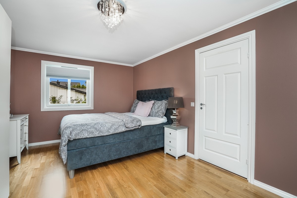 Loftstuen er i dag innredet som et hovedsoverom. Galleribilde