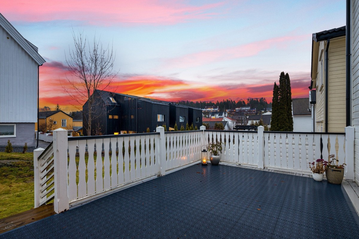 Terrassen er nordvestvendt og byr på herlig ettermiddags- og kveldssol. Galleribilde