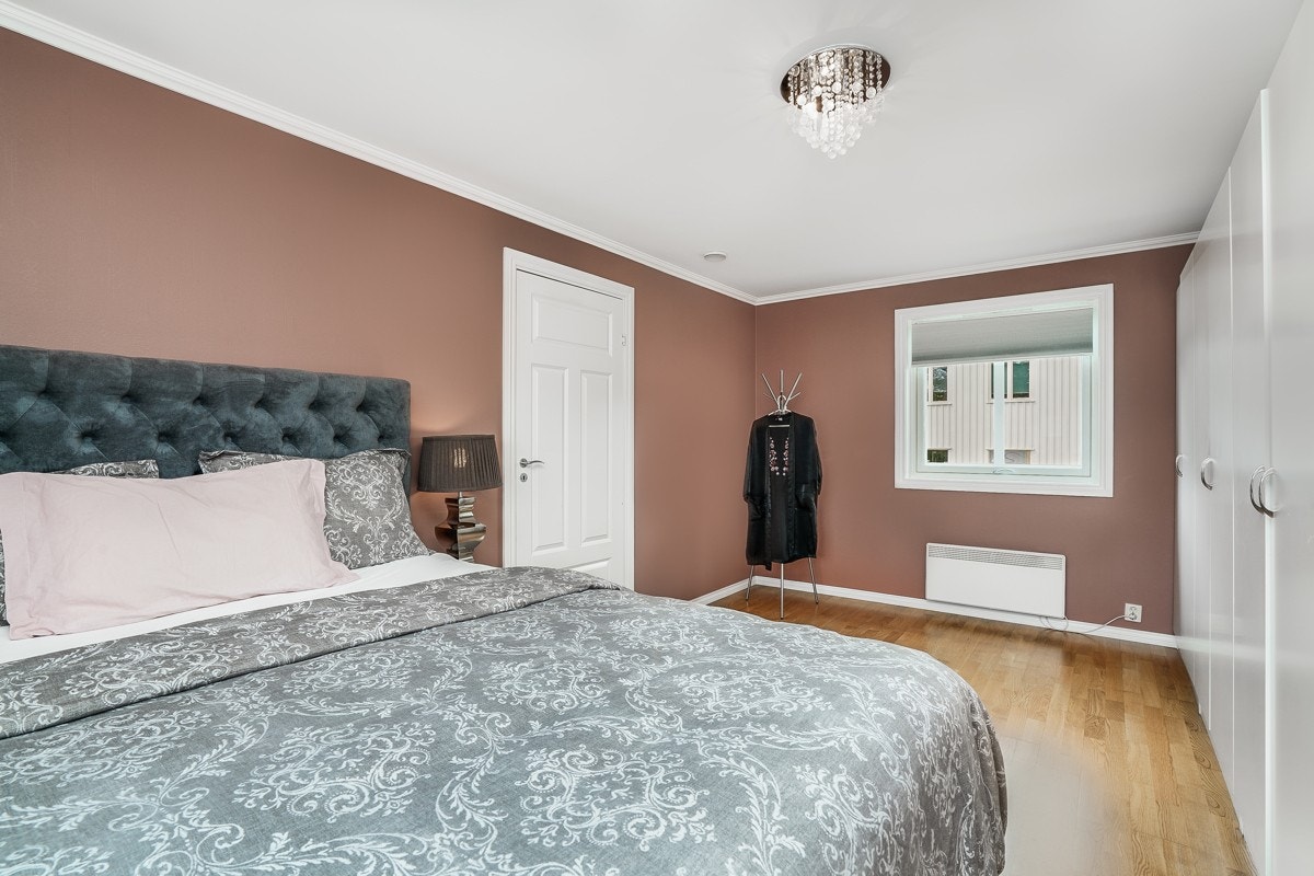 Hovedsoverommet er innredet med flere garderobeskap og har ellers god plass for dobbeltseng. Galleribilde