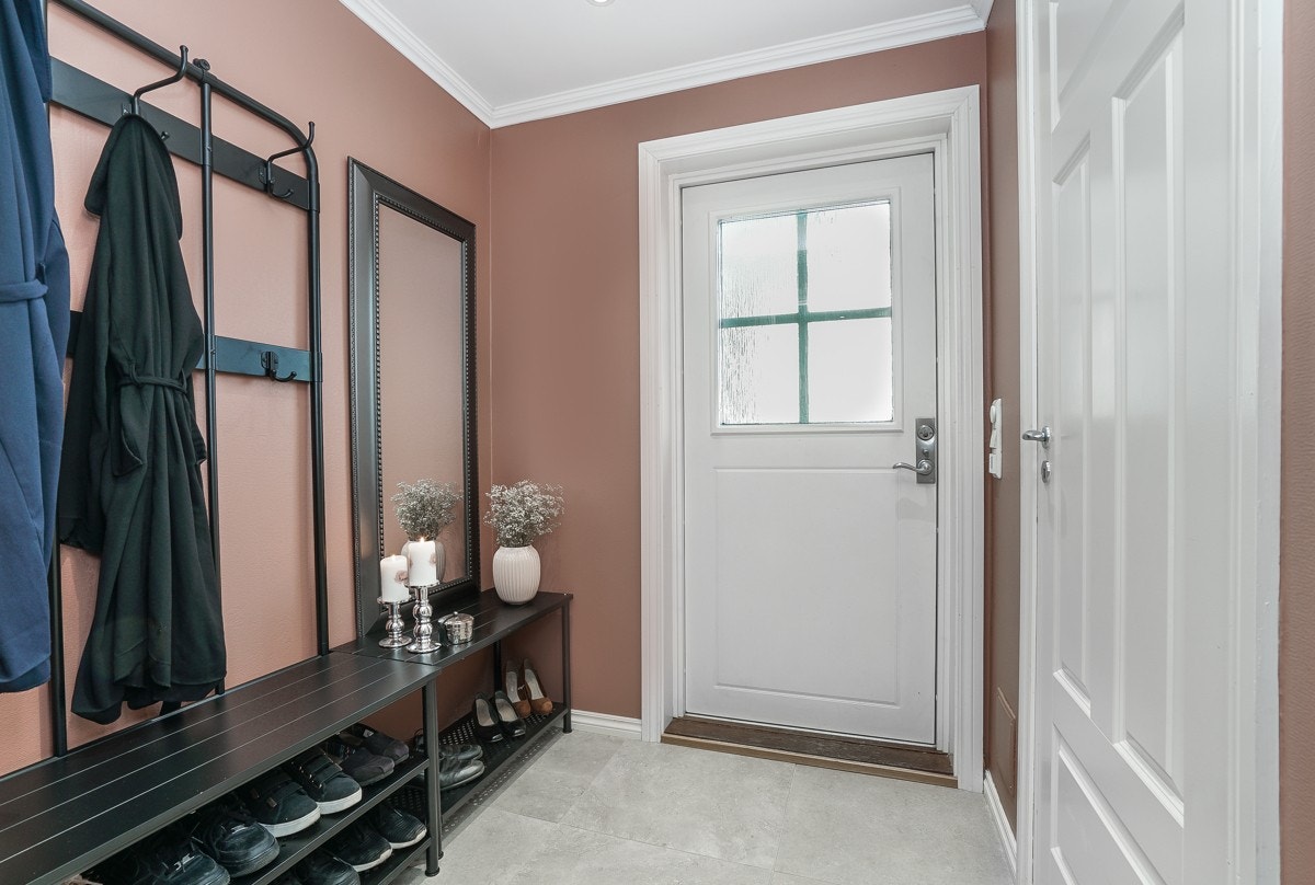 Velkommen inn i boligen. I entreen er det fliser på gulv fra 2018 med behagelig gulvvarme. Galleribilde