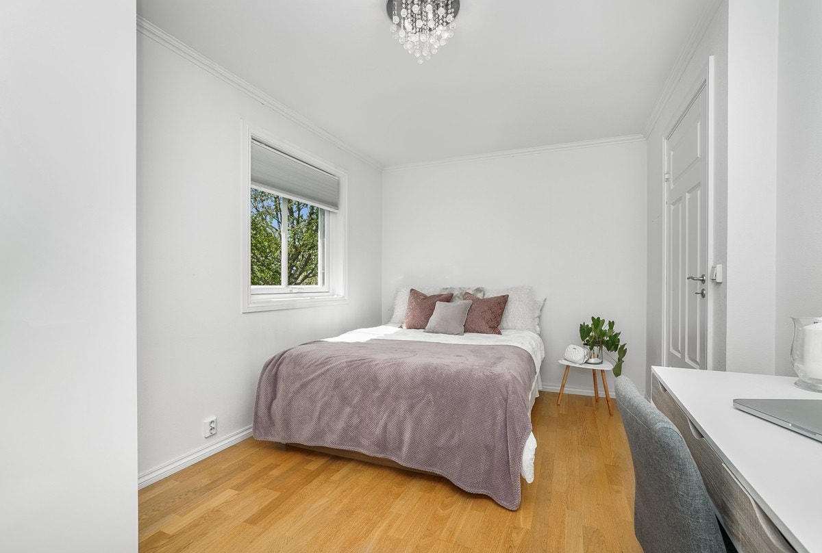 Boligen har tre soverom som alle ligger i andre etasje. Galleribilde