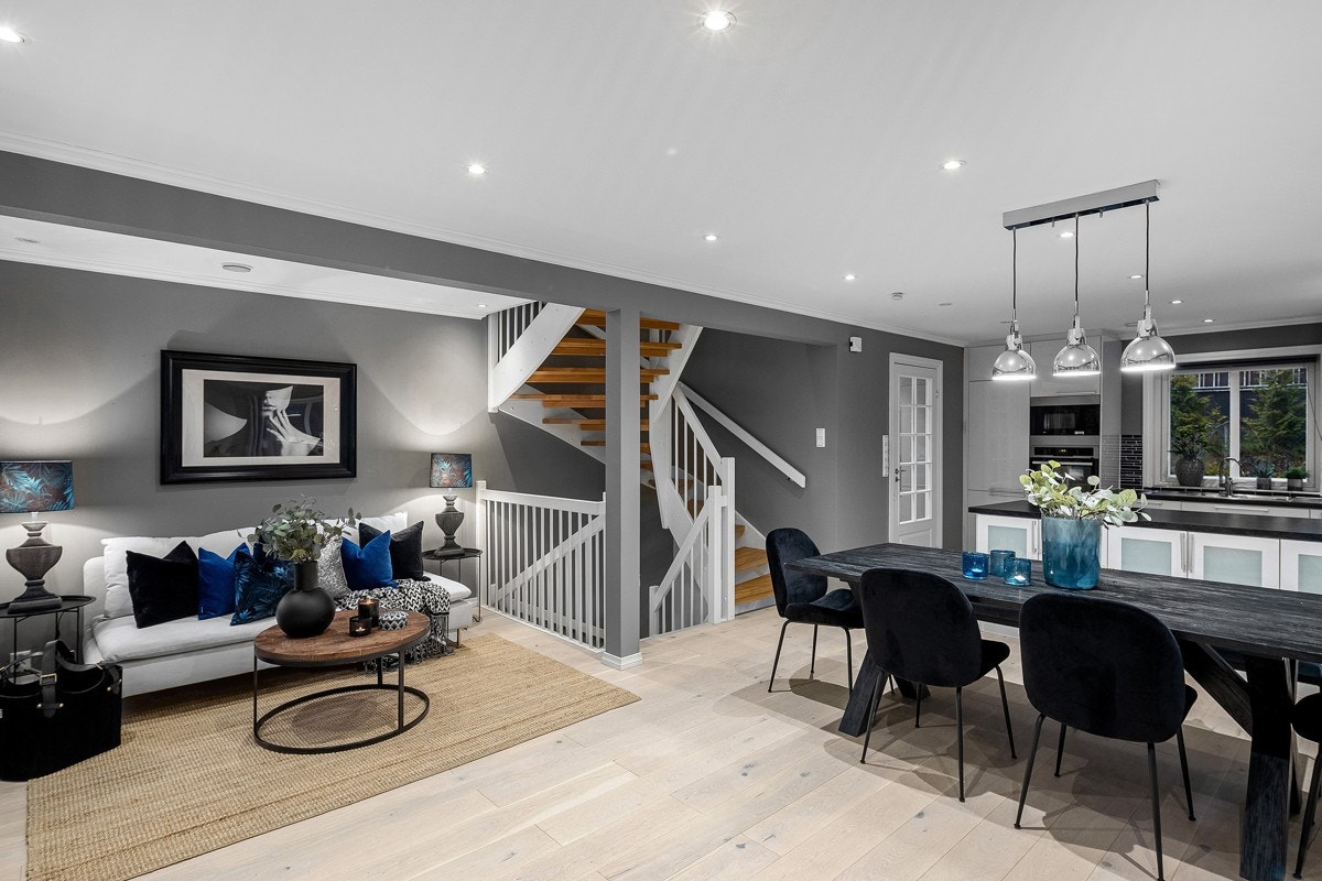 Stuen er lys og innbydende med åpen løsning mot kjøkkenet. Galleribilde