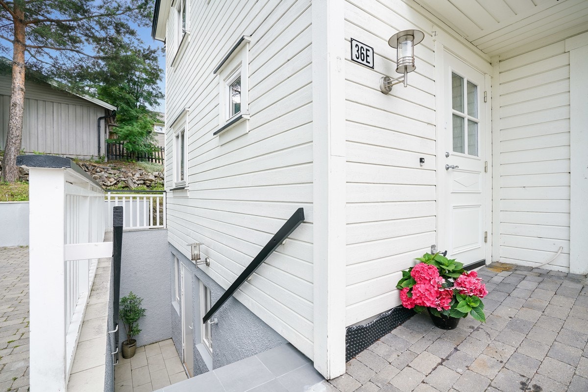 Det er to egne innganger. Del 1 i underetasjen har egen inngang via trapp. Galleribilde