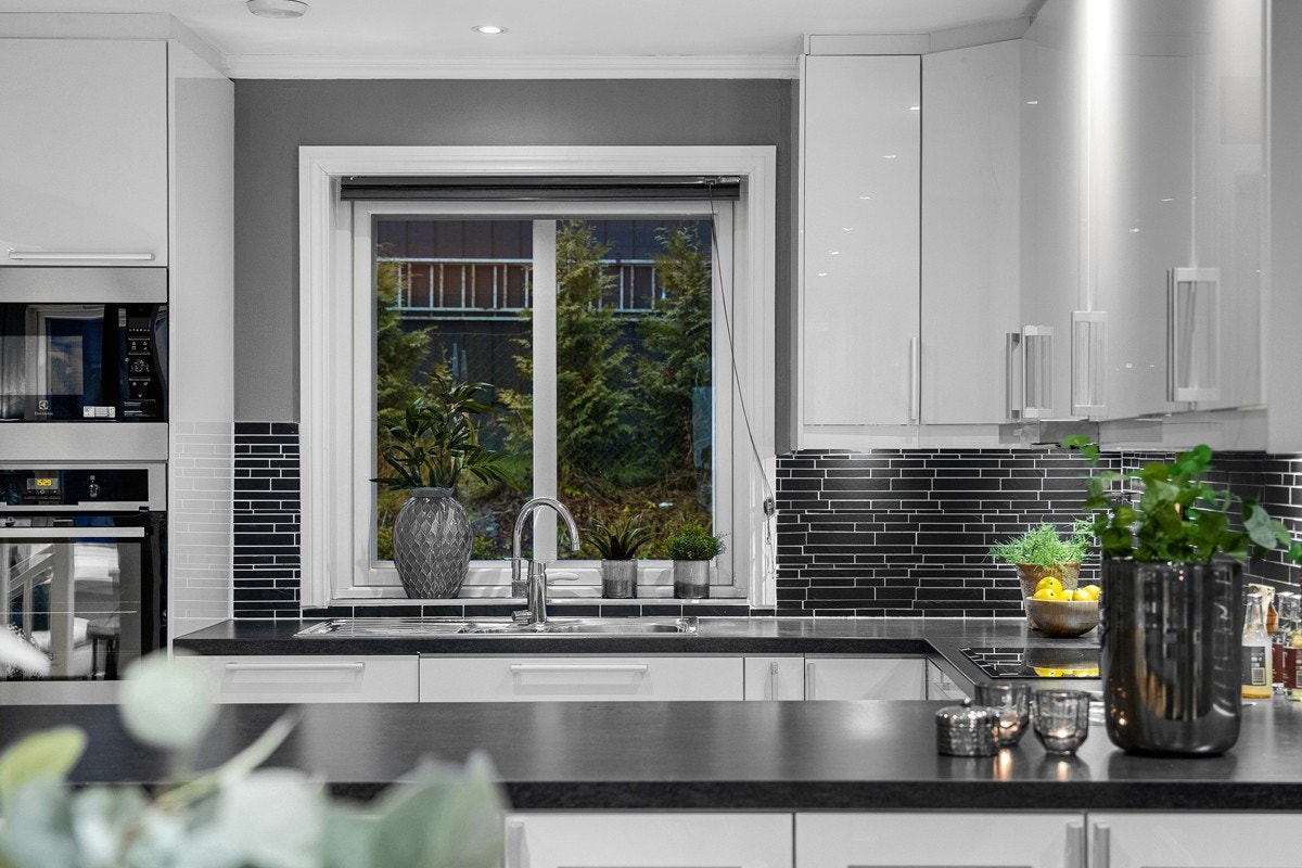 Kjøkkenet er utstyrt med integrerte hvitevarer, inkludert stekeovn i praktisk arbeidshøyde. Galleribilde