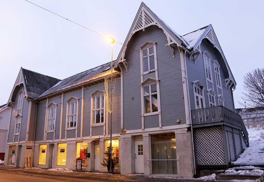 Fasade mot Storgata for dette ærverdig trebygget i Storgata 16 (Arbeidersamfunnet) Galleribilde