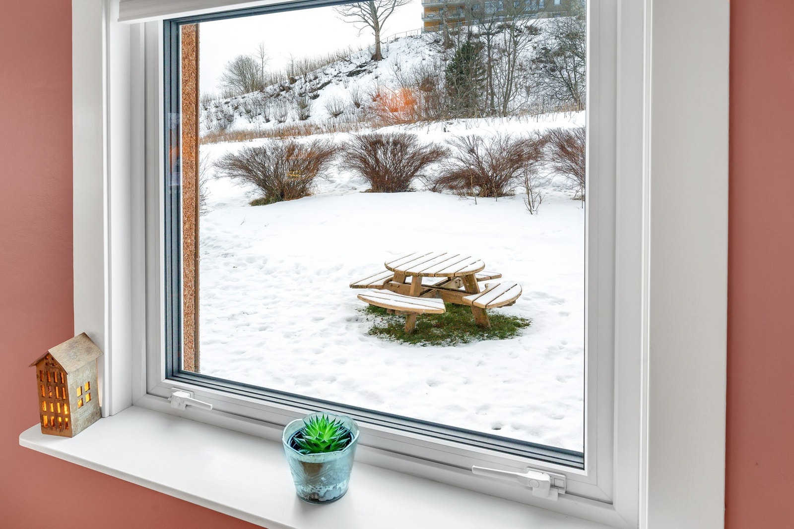 Leiligheten ligger usjenert og tilbaketrukket til innerst i borettslaget. Galleribilde