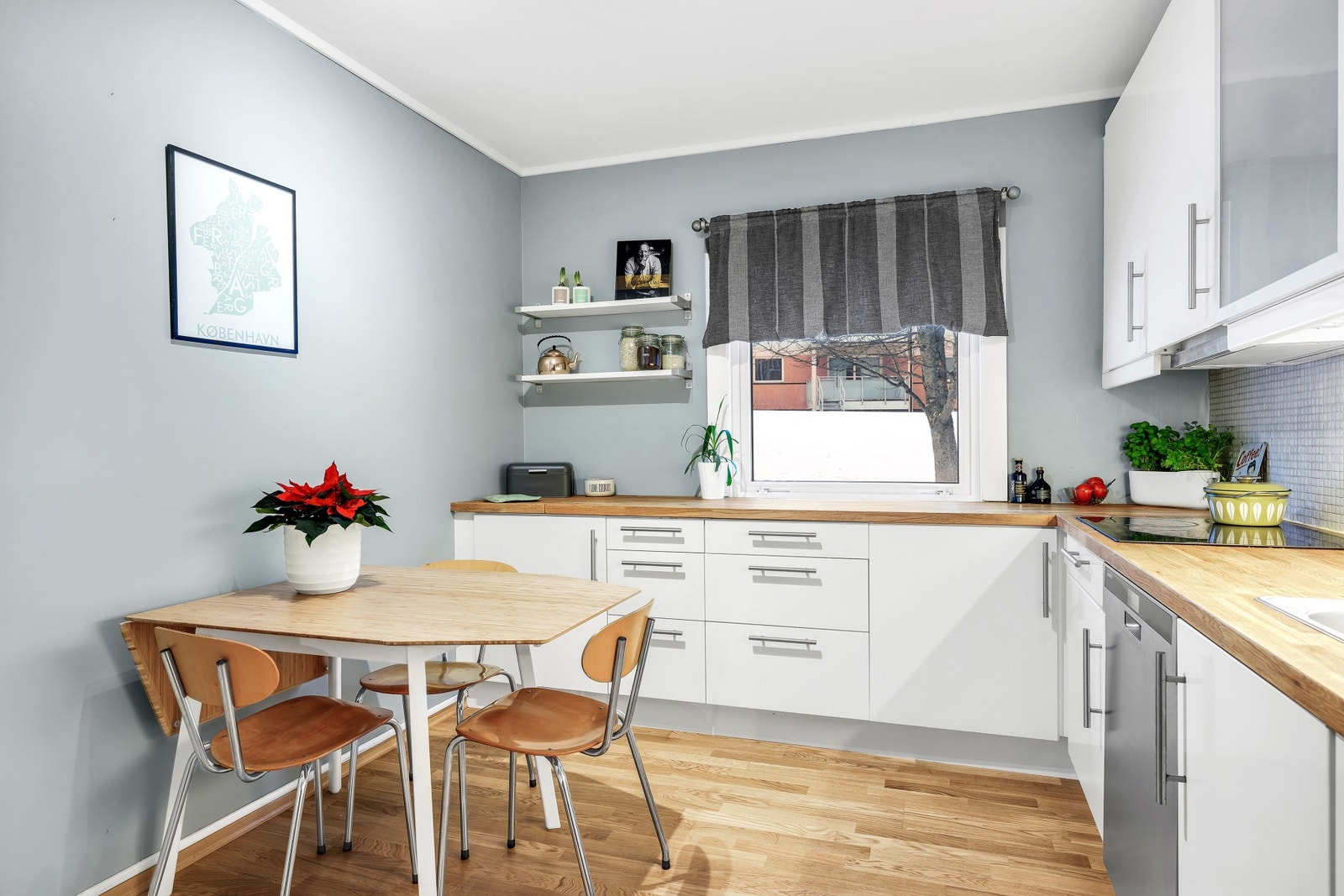 Lekkert og stilrent IKEA-kjøkken på ca. 11m² med plass til spiseseksjon. Galleribilde