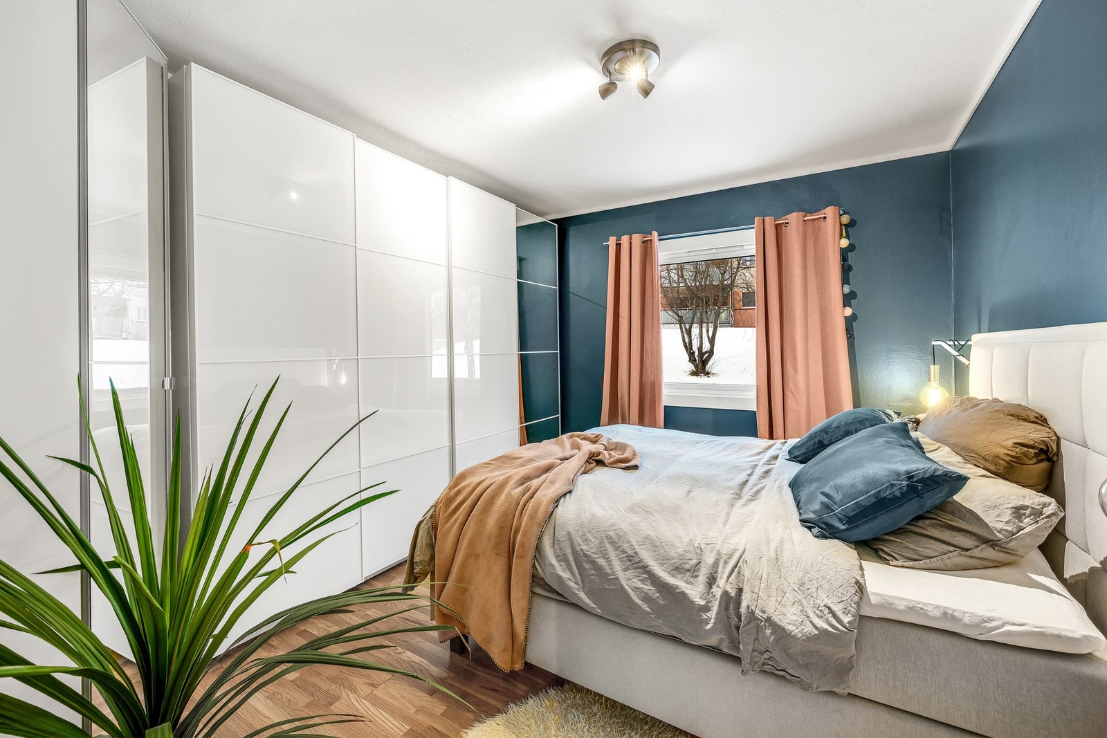 Romslig hovedsoverom på ca. 13m² med mye lagringsplass i skyvedørsgarderobe. Galleribilde