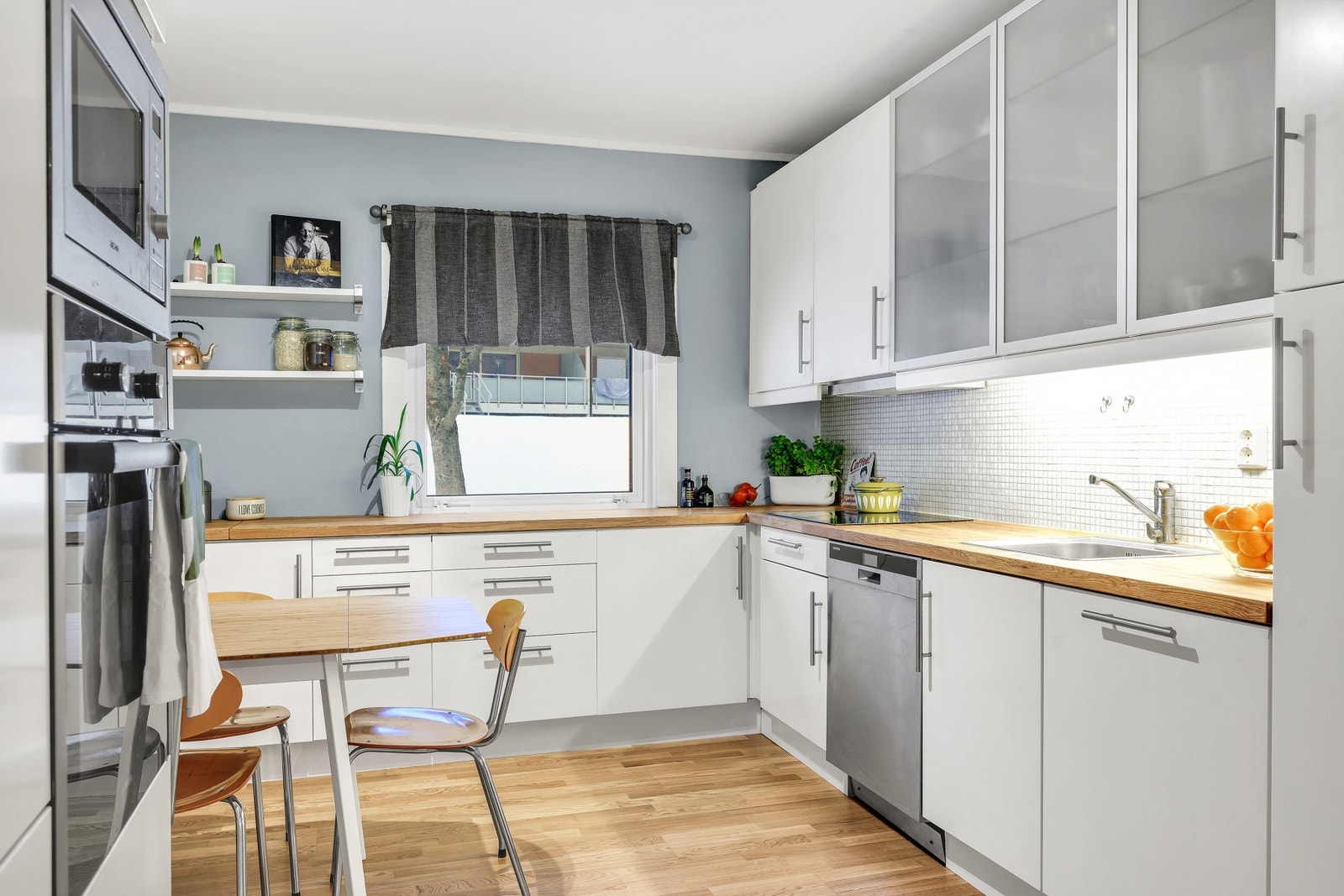 Rommet har nytt parkettgulv fra 2017 og nye skrog i overskap i 2018. Galleribilde